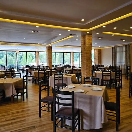 Serenata Korcare فندق 4*